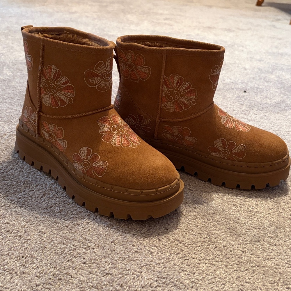 Skechers Women’s Chestnut Embroidered Platform Winter Boots